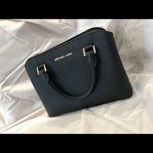 Micheal Kors shoulder/hand held pocketbook